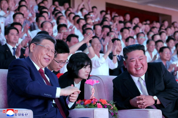 Ông Tập và ông Kim xem biểu diễn nghệ thuật tại sân vận động Bình Nhưỡng ngày 8/6/. Ảnh: Reuters