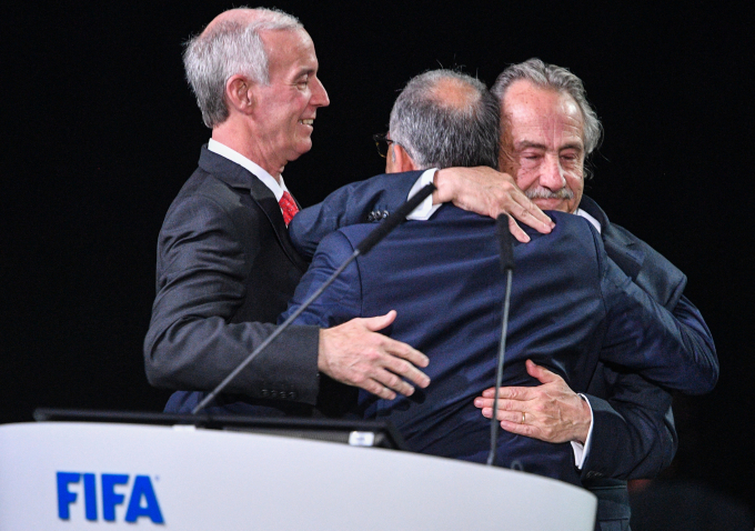 Ba đồng chủ tịch liên minh United Bid gồm Carlos Cordeiro (giữa), Decio de Maria (phải) và Steve Reed ôm nhau chúc mừng sau khi FIFA công bố kết quả chọn Mỹ, Mexico và Canada đăng cai World Cup. Ảnh: AFP
