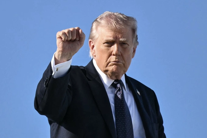 Tổng thống Donald Trump lên chuyên cơ tại Palm Beach, bang Florida ngày 1/3. Ảnh: AFP