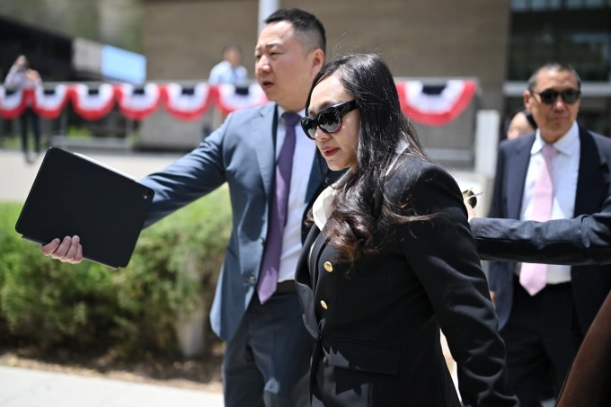 Eileen Wang rời khỏi tòa án ở Los Angeles hôm 29/5. Ảnh: AP