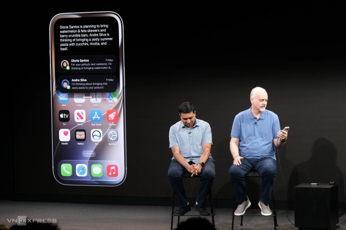Ông Mike Rockwell demo trực tiếp khả năng Siri xử lý yêu cầu của người dùng dựa trên các tin nhắn trong máy. Ảnh: Tuấn Hưng