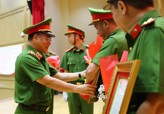 Thượng tướng Nguyễn Văn Long, Thứ trưởng Công an, trao thư khen cho lực lượng phá án, trưa 10/6. Ảnh: Quốc Thắng
