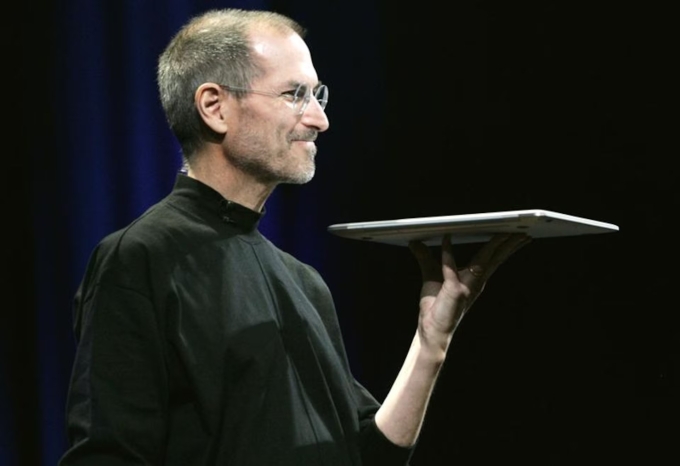 Steve Jobs cầm mẫu Macbook Air mới của Apple tại triển lãm Macworld ở San Francisco ngày 15/1/2008. Ảnh: Reuters