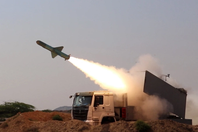 Một quả rocket được khai hỏa trong cuộc tập trận giữa Vệ binh Cách mạng Hồi giáo Iran và hải quân Iran ngày 17/2. Ảnh: AFP