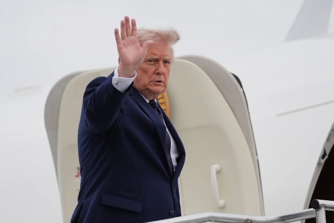 Tổng thống Donald Trump bước lên chuyên cơ Không lực Một tại sân bay Morristown, bang New Jersey, hôm 22/5. Tổng thống Donald Trump bước lên chuyên cơ Không lực Một tại sân bay Morristown