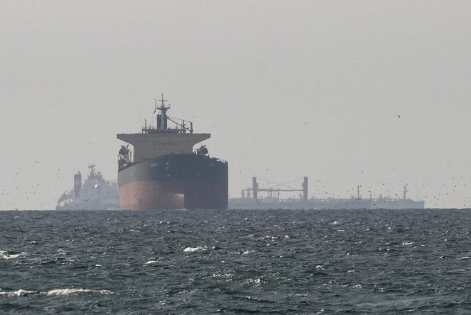 Tàu hàng ở vịnh Ba Tư, gần eo biển Hormuz ngày 11/3. Ảnh: Reuters