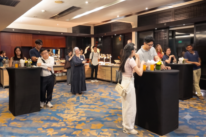Cựu sinh viên và sinh viên tham gia buổi gặp mặt tại Hà Nội. Ảnh: Trường Quản trị Đại học Bath