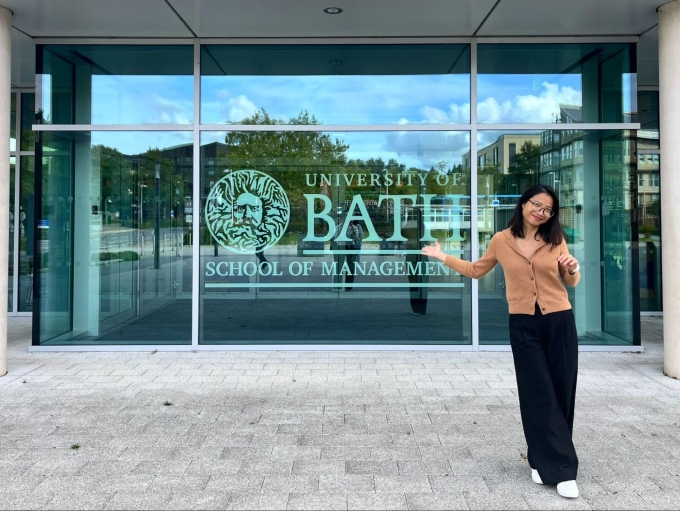 Chị Thanh Mai tại Trường Quản trị Đại học Bath. Ảnh: Nhân vật cung cấp