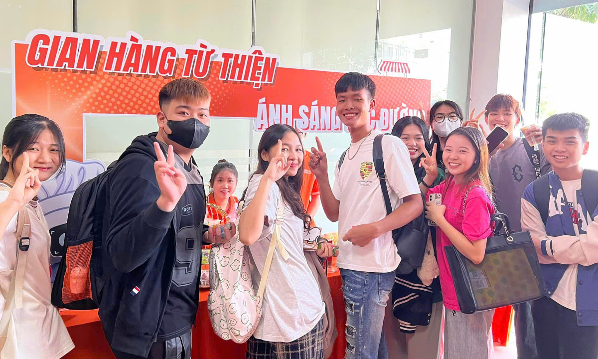 Sinh viên bán đồ ăn vặt gom gần 3 tỷ đồng xây cầu, trường học