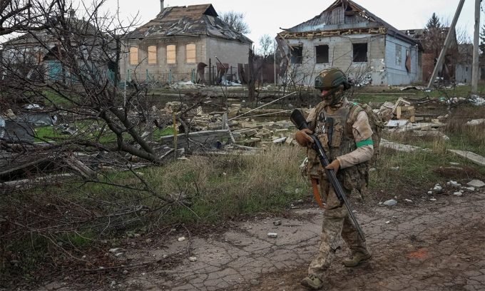 Binh sĩ Ukraine đi tuần tại Konstantinovka tháng 12/2025. Ảnh: Reuters