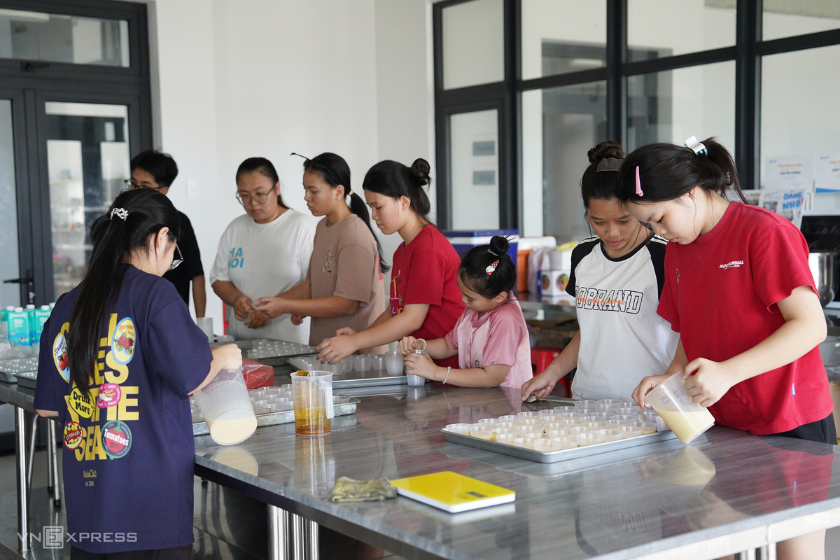 Nhà sáng lập KOTO nấu mì cho học sinh Trường Hy Vọng Nhà sáng lập KOTO nấu mì cho học sinh Trường Hy Vọng