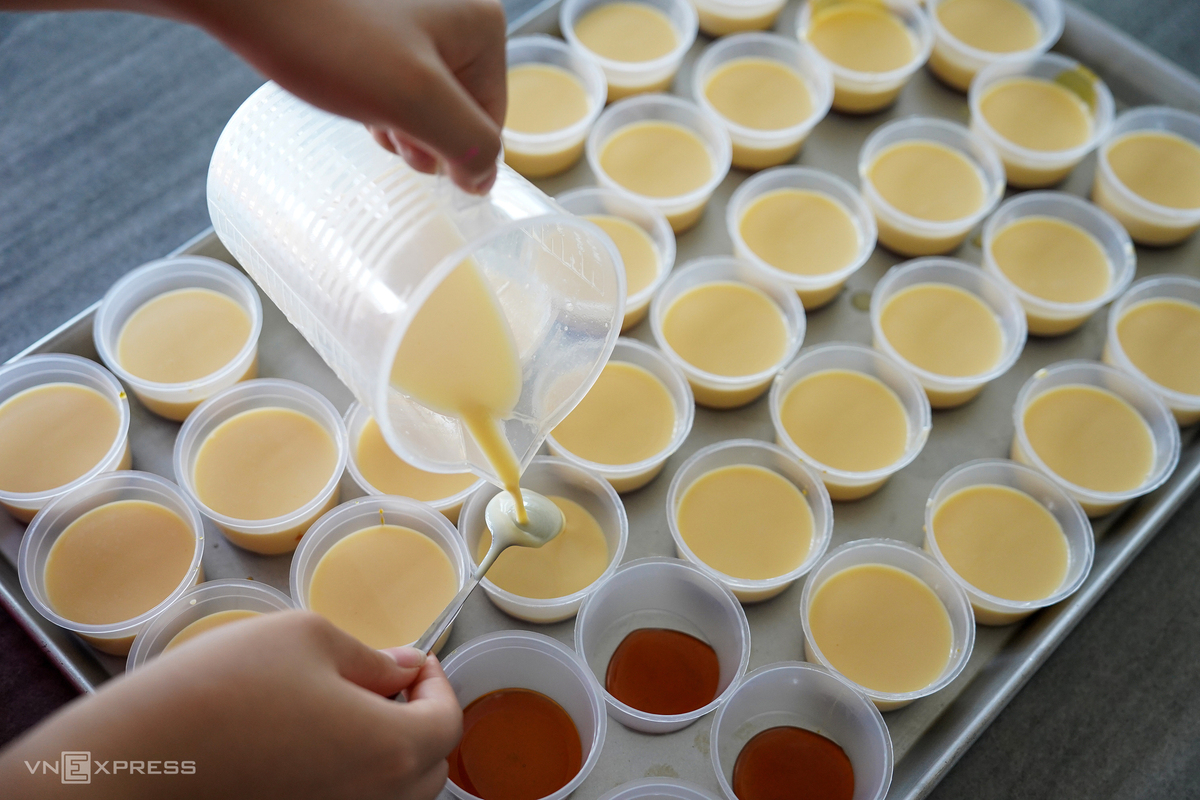Nhà sáng lập KOTO nấu mì cho học sinh Trường Hy Vọng Nhà sáng lập KOTO nấu mì cho học sinh Trường Hy Vọng