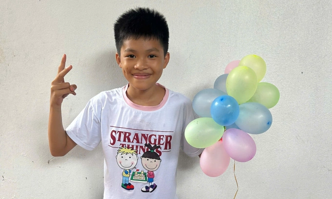 Dù ở viện nhiều hơn ở nhà, Vân Anh luôn rạng rỡ, cười đùa, mong sớm được trở lại trường học. Ảnh: Gia đình cung cấp