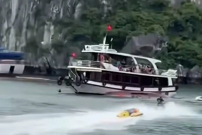 Hiện trường vụ hai thuyền du lịch đâm va khiến 10 du khách rơi xuống biển. Ảnh: Chụp từ clip