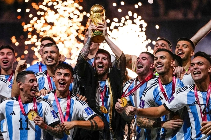 Lionel Messi, cầu thủ đội tuyển quốc gia Argentina, nâng cao chiếc cup cho nhà vô địch Worl Cup 2022 tại Qatar, ngày 18/12/2022. Ảnh: Reuters