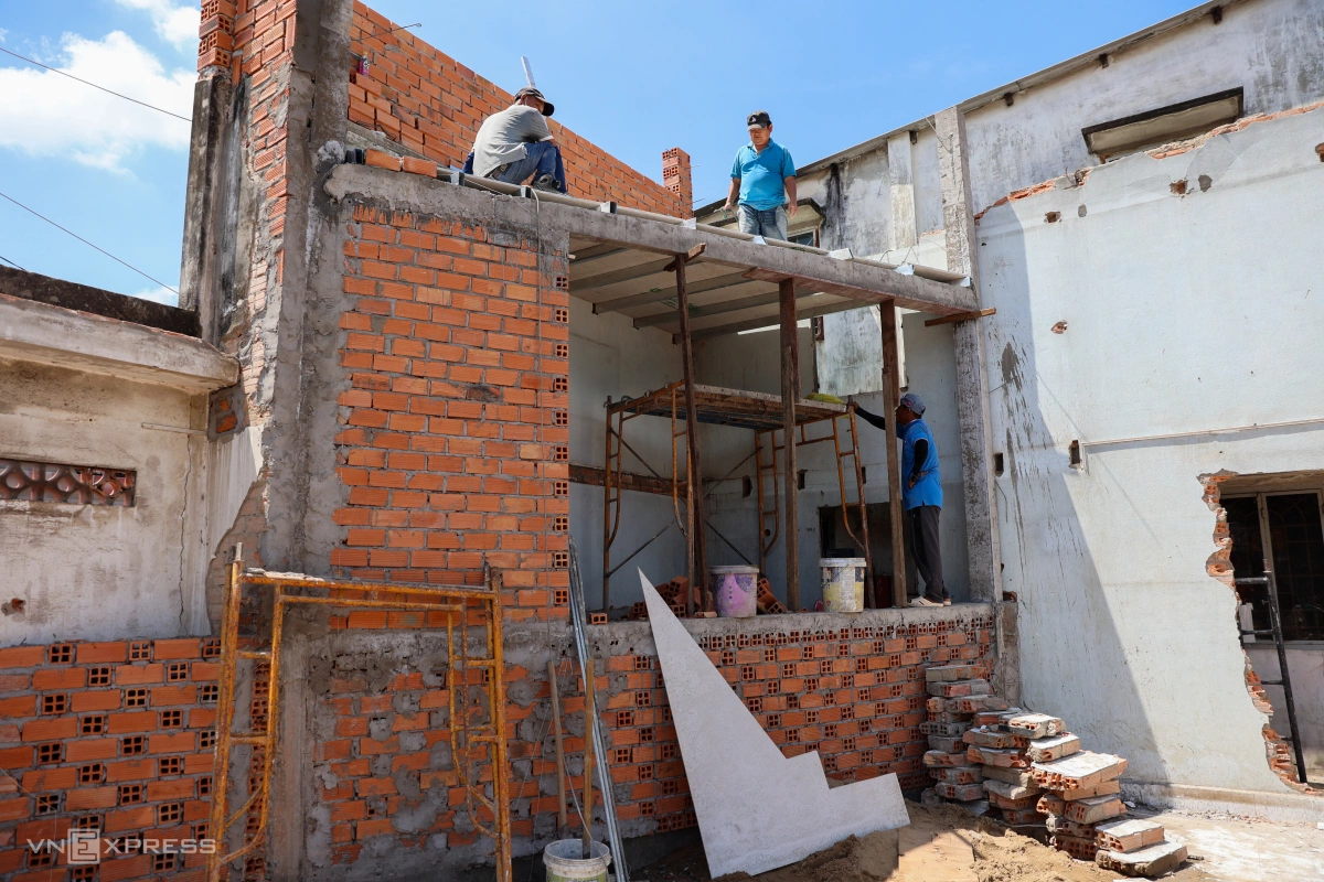 Tháo dỡ cổng chào, nhà dân để mở rộng quốc lộ 13 Tháo dỡ cổng chào, nhà dân để mở rộng quốc lộ 13