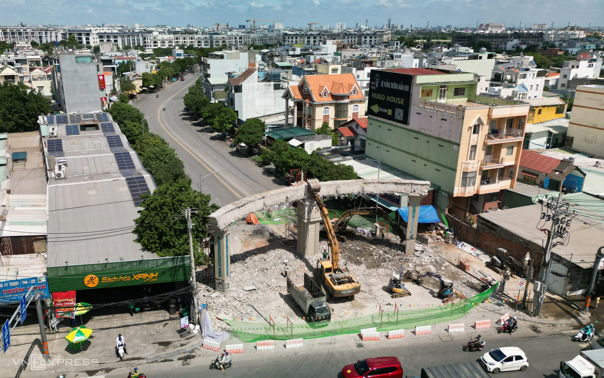 Tháo dỡ cổng chào, nhà dân để mở rộng quốc lộ 13 Tháo dỡ cổng chào, nhà dân để mở rộng quốc lộ 13