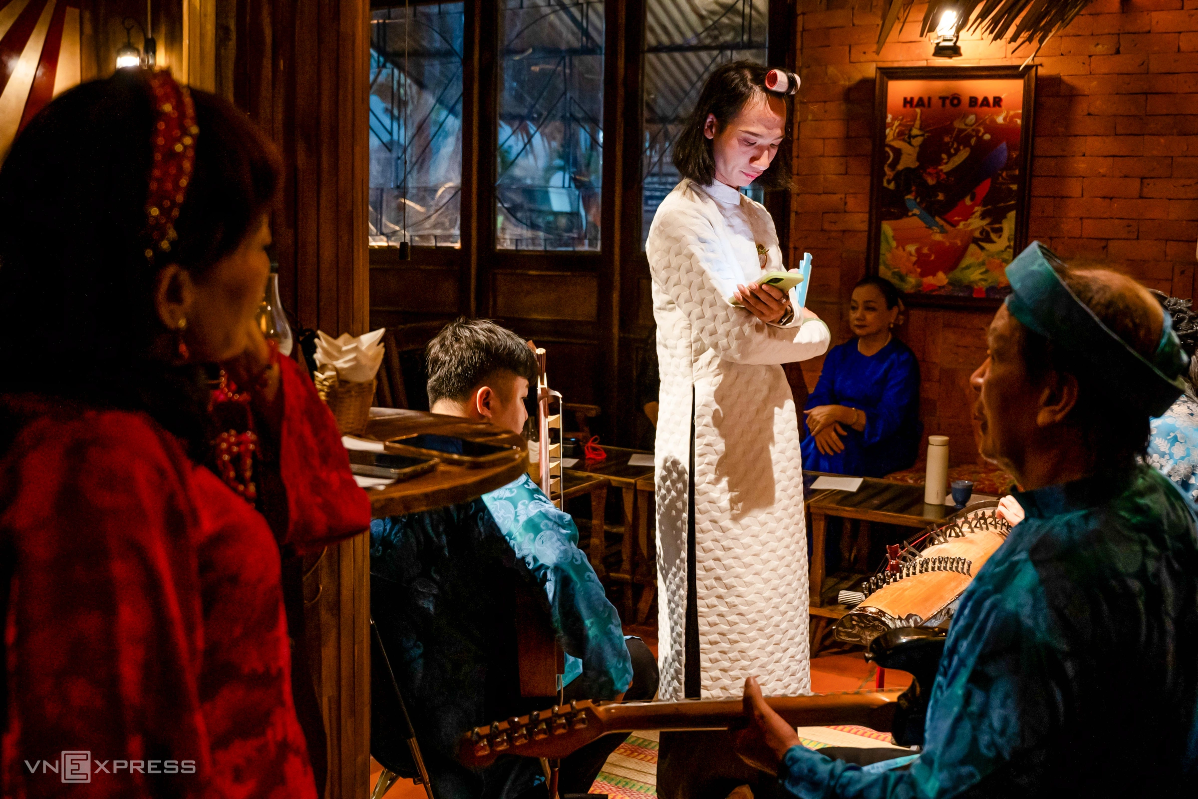 Vào quán bar ca vọng cổ, đờn ca tài tử để thu hút người trẻ Vào quán bar ca vọng cổ, đờn ca tài tử để thu hút người trẻ