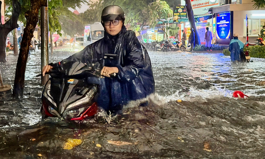 Ho Chi Minh City's expat hub Thao Dien waist-deep in water after an hour of rain