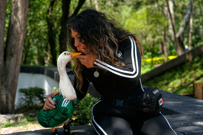 Carla Gomez âu yếm thú cưng trong một công viên ở Mexico City ngày 15/6. Ảnh: AP