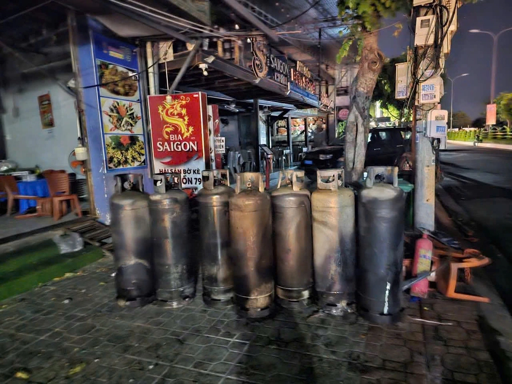 Cháy quán hải sản ở Nha Trang, hàng chục khách tháo chạy - 1