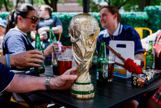 CĐV Scotland khoe mô hình cúp World Cup tại một quán bar ở trung tâm Boston, Mỹ, ngày 11/6. Ảnh: Boston Globe