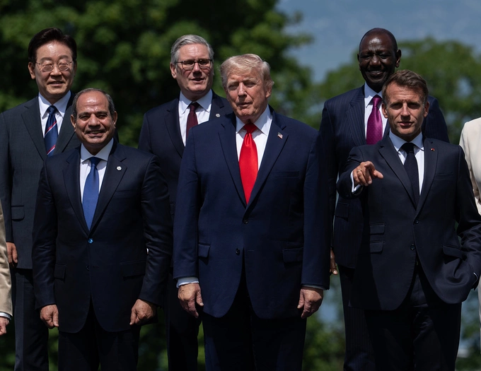Tổng thống Hàn Quốc Lee Jae Myung (hàng thứ hai, ngoài cùng bên trái) và Tổng thống Mỹ Donald Trump (giữa) cùng các lãnh đạo tham dự hội nghị thượng đỉnh G7 tại Pháp. Ảnh: AP
