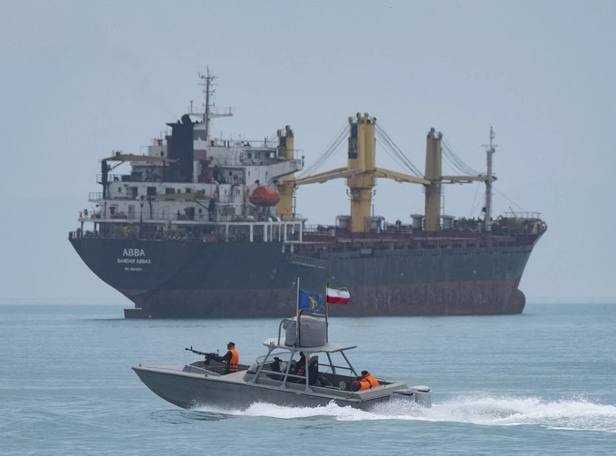 Xuồng cao tốc Vệ binh Cách mạng Hồi giáo Iran (IRGC) di chuyển trên vịnh Ba Tư tháng 4/2024. Ảnh: AFP
