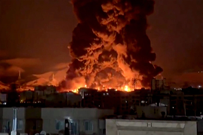 Khói lửa bốc lên từ một kho chứa dầu ở Tehran, Iran sau đòn không kích của Israel ngày 7/3. Ảnh: AFP