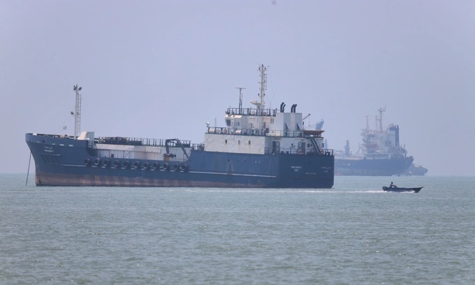 Tàu thuyền đang neo đậu trên eo biển Hormuz ngoài khơi thành phố Bandar Abbas, Iran, ngày 17/6. Ảnh: AP