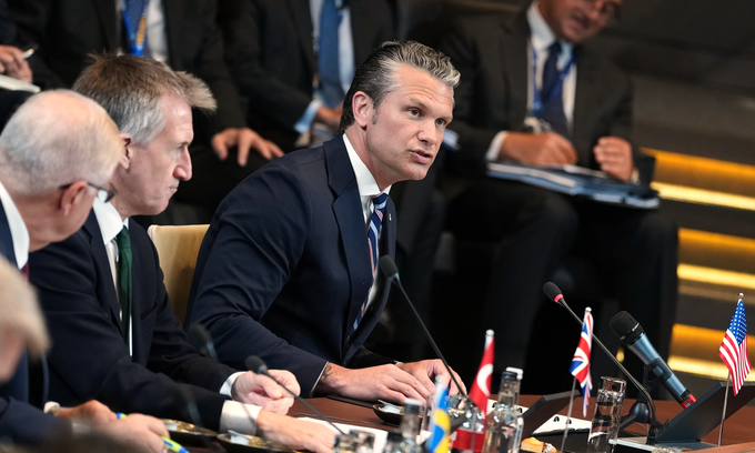 Bộ trưởng Quốc phòng Mỹ Pete Hegseth (giữa) phát biểu tại hội nghị Bộ trưởng Quốc phòng NATO ở Brussels, Bỉ hôm 18/6. Ảnh: AP
