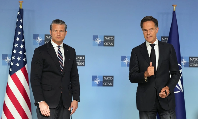 Bộ trưởng Hegseth và Tổng thư ký NATO Mark Rutte tại cuộc họp báo trong khuôn khổ hội nghị bộ trưởng quốc phòng NATO tại Brussels, Bỉ hôm 18/6. Ảnh: AP
