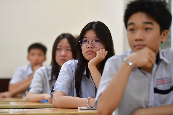 Thí sinh TP HCM dự thi vào lớp 10 công lập tại trường THPT Trưng Vương, ngày 31/5. Ảnh: Thanh Tùng