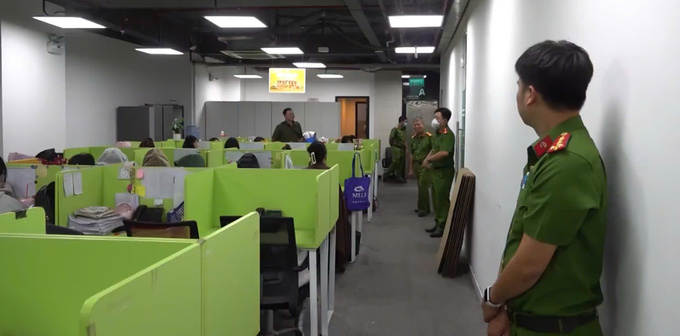 Cảnh sát đột kích một công ty trong vụ án. Ảnh: Công an TP HCM