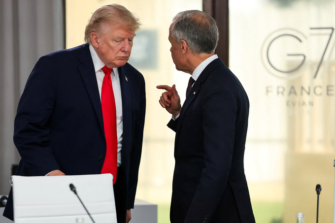 Tổng thống Trump và Thủ tướng Canada Mark Carney tại Evian-les-Bains, Pháp ngày 16/6. Ảnh: AP