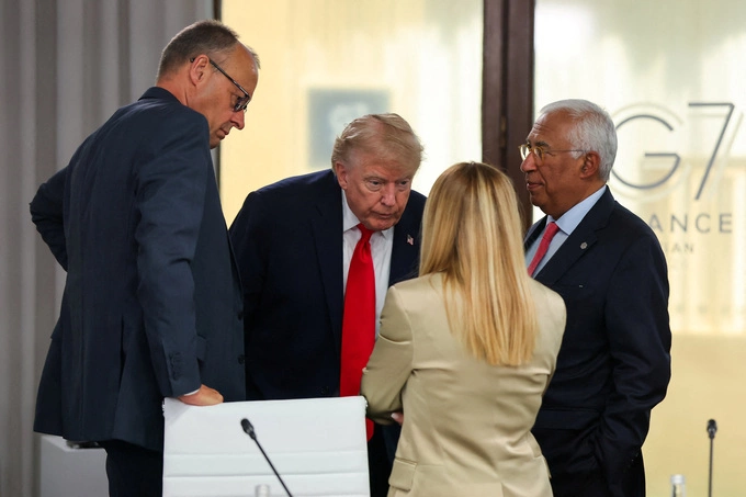 Tổng thống Trump, Thủ tướng Merz, Chủ tịch Hội đồng châu Âu Antonio Costa và Thủ tướng Italy Giorgia Meloni nói chuyện tại hội nghị G7 ở Evian-les-Bains, Pháp ngày 16/6. Ảnh: AP