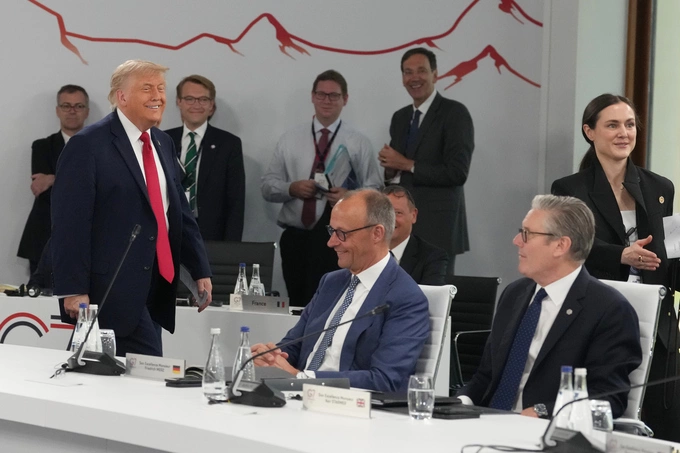 Từ trái qua phải: Tổng thống Mỹ Donald Trump, Thủ tướng Đức Friedrich Merz và Thủ tướng Anh Keir Starmer trong phiên họp tại hội nghị thượng đỉnh G7 ở Evian-les-Bains, Pháp ngày 17/6. Ảnh: AP