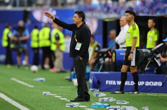 HLV Amir Ghalenoei phản ứng trong trận Iran hòa New Zealand 2-2 ở lượt đầu bảng G World Cup 2026 trên sân SoFi, Los Angeles, Inglewood, California, Mỹ, hôm 15/6. Ảnh: Reuters