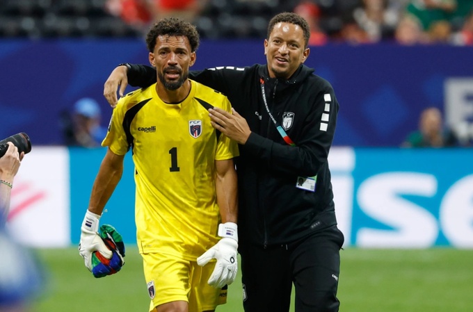 Vozinha (trái) bật khóc sau trận Cape Verde hòa Tây Ban Nha 0-0 ở lượt đầu bảng H World Cup 2026 trên sân Mercedes-Benz, Atlanta, Mỹ ngày 15/6/2026. Ảnh: AP