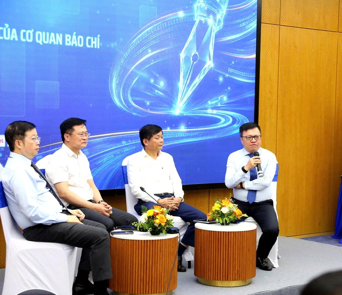 Các diễn giả trong phiên thảo luận Tự chủ chiến lược của cơ quan báo chí trong kỷ nguyên số. Ảnh: Đỗ Hiền