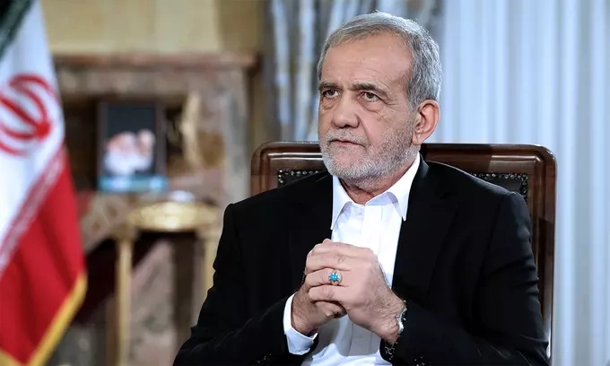 Tổng thống Iran Masoud Pezeshkian tại văn phòng ở Tehran tháng 8/2024. Ảnh: AP