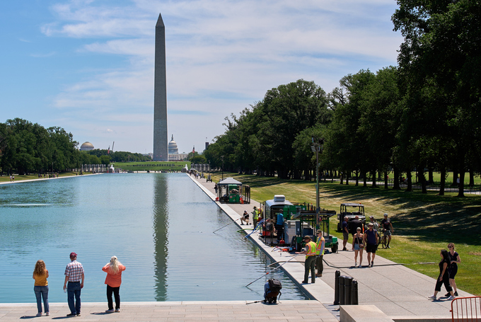 Nhân viên Cơ quan Công viên Quốc gia Mỹ dọn dẹp tảo trong Hồ Phản chiếu ở thủ đô Washington ngày 16/6. Ảnh: AP