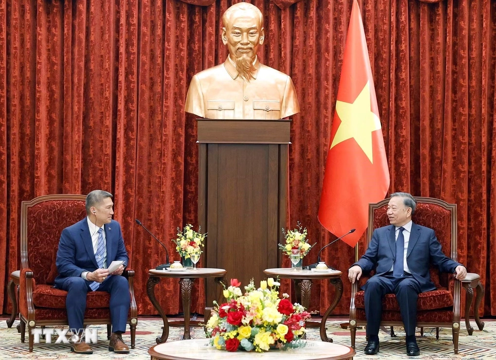 Tổng Bí thư, Chủ tịch nước Tô Lâm trao đổi với quyền Bộ trưởng Hải quân Mỹ Hùng Cao. Ảnh: TTXVN