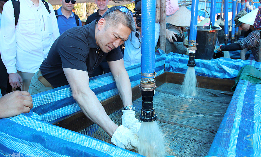 Acting US Navy Secretary Hung Cao honors his Vietnamese roots during visit to birthplace