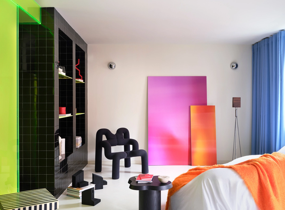 Căn hộ 120 m2 được thiết kế như chuỗi 'sân khấu' màu sắc