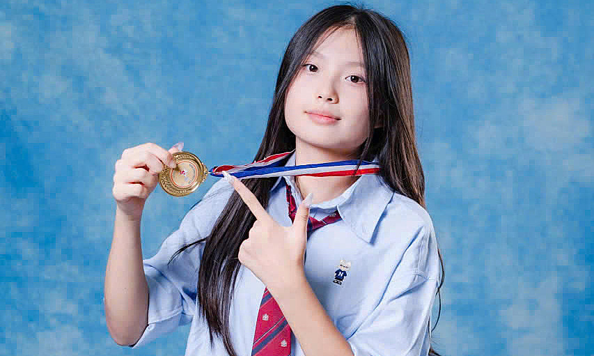 Đi ngược kỳ vọng của bố mẹ, nữ sinh thành thủ khoa tiếng Trung