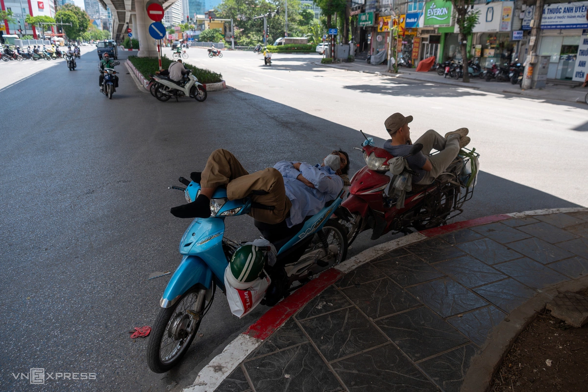 Lao động vật lộn với đợt nắng nóng gay gắt ở Hà Nội Lao động vật lộn với đợt nắng nóng gay gắt ở Hà Nội
