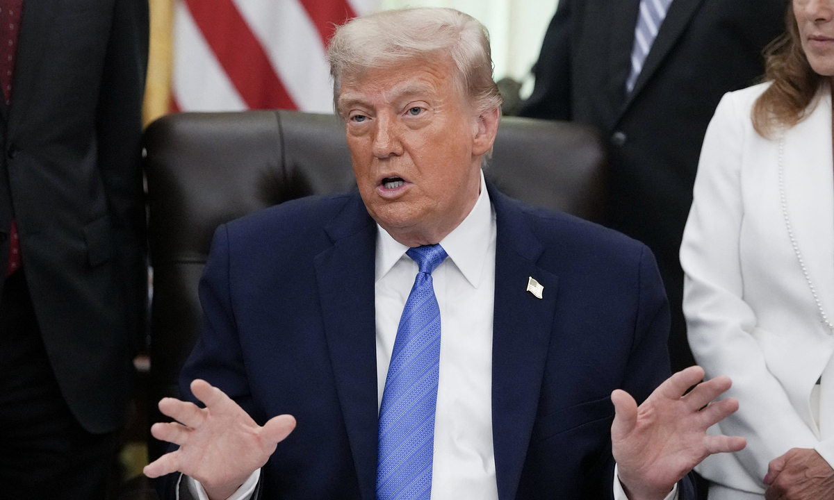 Ông Trump: 'Iran đảm bảo không thu phí ở Hormuz'