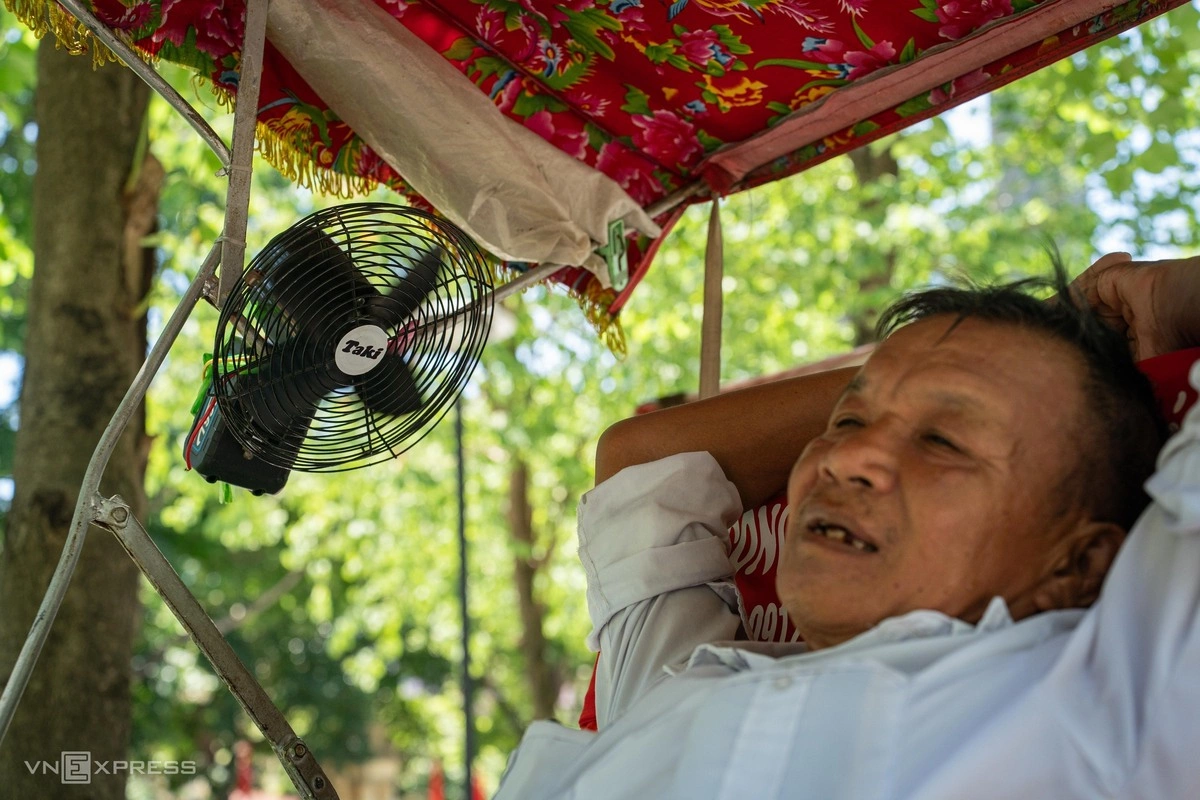 Lao động vật lộn với đợt nắng nóng gay gắt ở Hà Nội Lao động vật lộn với đợt nắng nóng gay gắt ở Hà Nội