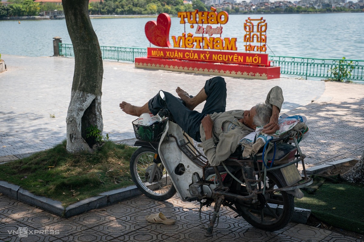 Lao động vật lộn với đợt nắng nóng gay gắt ở Hà Nội Lao động vật lộn với đợt nắng nóng gay gắt ở Hà Nội